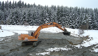 Ein Bagger in einer Mulde